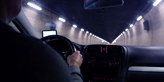 一名網友和交友軟體認識的對象上山看夜景，沒想到竟慘遭丟包。（示意圖／shutterstock）