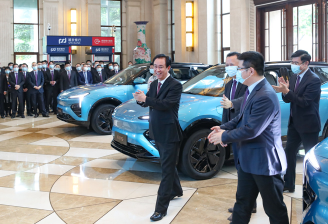 恒大集團傳出許家印跳樓、恒馳汽車停業解散的傳言，公司發布許家印語音講話間接否認。（圖／恒馳汽車）