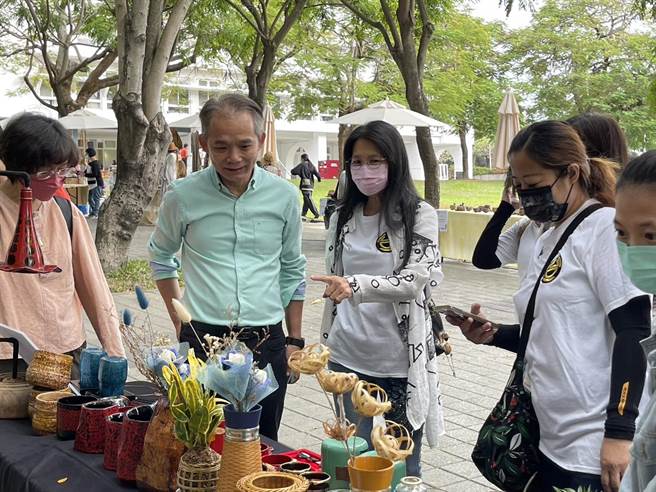 台湾工艺中心携手农委会水保局2日举办成果发表会，张仁吉不忘到摊位採购、交关。（杨静茹摄）