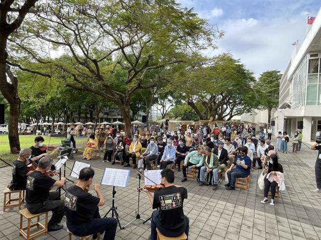 嘉义县大埔乡和平村居民以自己用漂流木手作的小提琴，带来精彩开场演奏。（杨静茹摄）