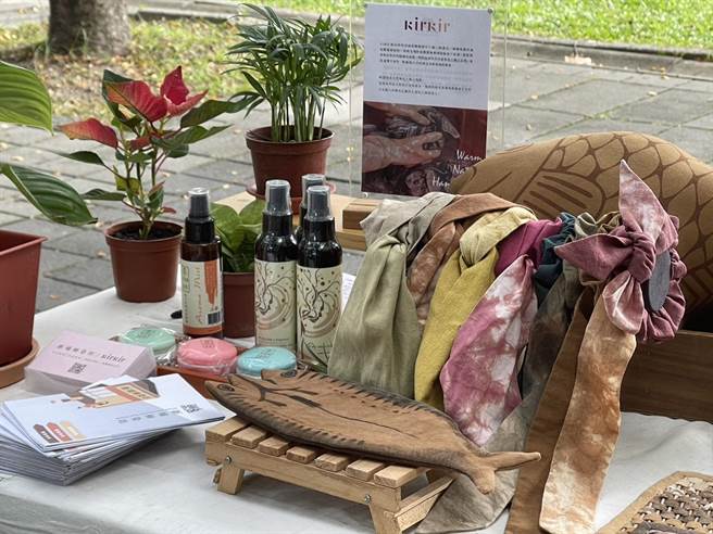 新竹县柿染文化协会创办KirKir品牌，推出产品丰富多元。（杨静茹摄）