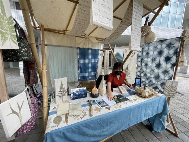 南投县中寮村展示蓝染与构树皮夜灯。（杨静茹摄）