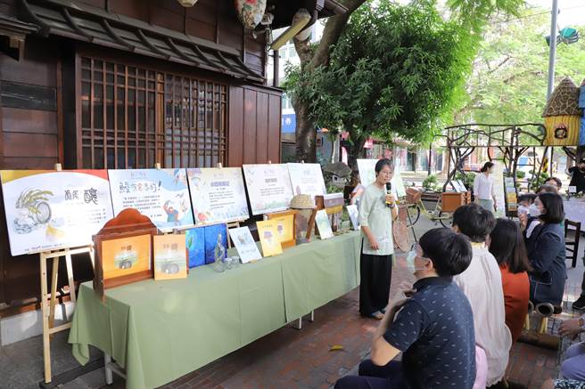 故事人协会创办人唐丽芳协助来自全县20乡镇、各行各业、不分年纪性别的民眾用绘本介绍云林县。（周丽兰摄）