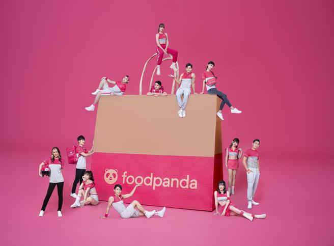 （德商foodpanda集结12位斜杠外送天菜，推出「2023 foodpanda 外送天菜年历」。图／foodpanda提供）