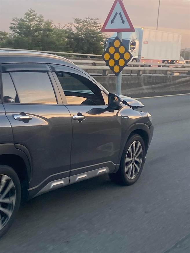 一輛休旅車車頭插著分向號誌桿仍在快速道路上行駛。（翻攝自記者爆料網）