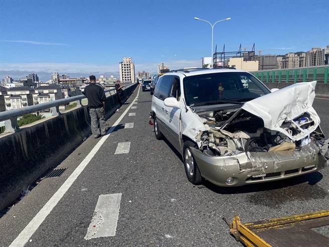 台中市台74线23.7公里处2日中午传出8台车的连环车祸，造成其中1车驾驶头和胸口轻挫伤，送803国军台中总医院治疗，幸无生命危险，详细原因尚待警方进一步厘清。（民眾提供／潘虹恩台中传真）