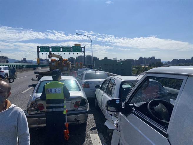 台中市台74线23.7公里处2日中午传出8台车的连环车祸，造成其中1车驾驶头和胸口轻挫伤送803国军台中总医院治疗，幸无生命危险，详细原因尚待警方进一步厘清。（民眾提供／潘虹恩台中传真）