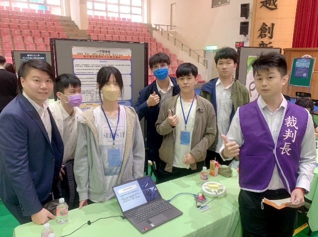 龙华科大五专部学子由老师康振方和唐健富指导，荣获高中职系统整合组第一名。(照片/龙华科技大学提供)