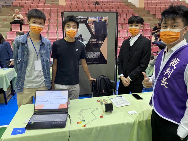 张志聪指导学生，在2022车用电子创意发明竞赛表现优异。(照片/龙华科技大学提供)