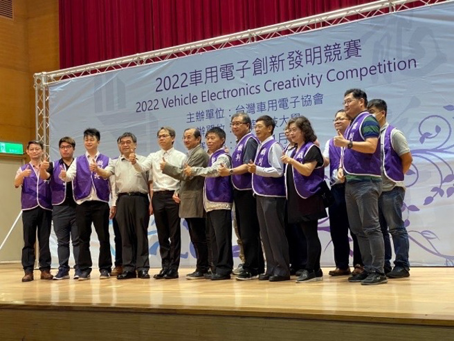 龙华科大副校长陈逸谦和贵宾及裁判合影。(照片/龙华科技大学提供)