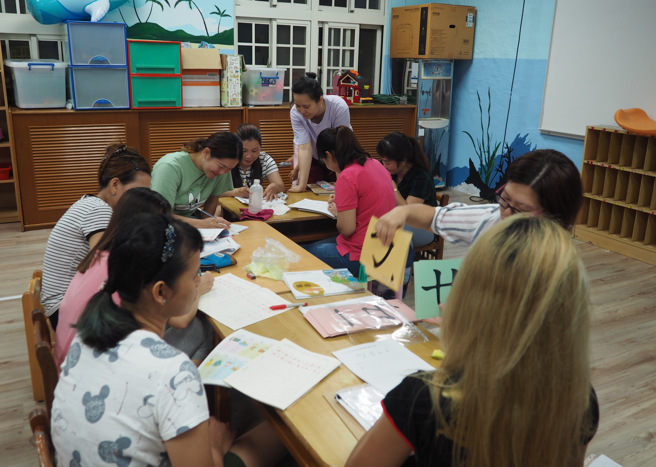 瑞滨国小新住民72小时中文专班分组上课。(照片/新北市教育局提供)