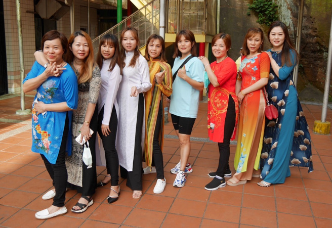瑞滨国小新住民文化体验。图说：新住民妈妈们合照，小何(左1)，小叶(左2)，小石(左7)。(照片/新北市教育局提供)