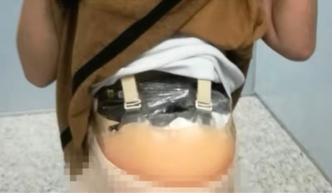 有女子挺着肚子入境，遭海关人员察觉有异，于是将她拦下检查，没想到竟搜出202块CPU与9支手机。（翻摄自微博）