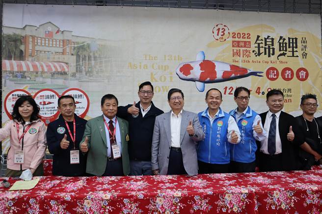 2022第13届亚洲杯国际锦鲤品评会，3日、4日在新竹县政府前广场登场。（邱立雅摄）