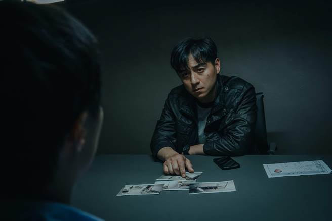 郑人硕在《我是自愿让他杀了我》中饰演刑警周行。（七十六号原子提供）