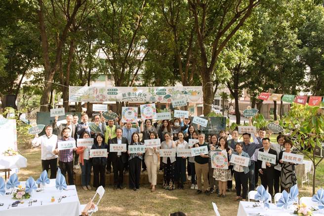 高餐大厨艺学院在校内云天疗育农场，举办六感蔬食飨宴。（翻摄照片／高雄洪靖宜传真）