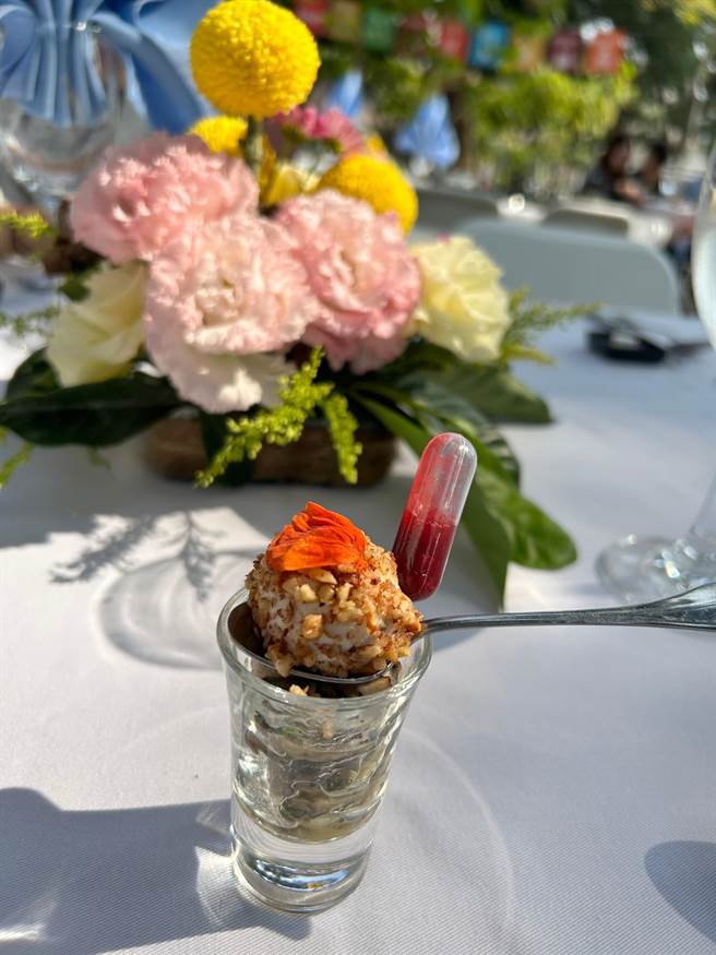 原民刺葱青香蕉素起士坚果佐覆盆子酱。（翻摄照片／高雄洪靖宜传真）