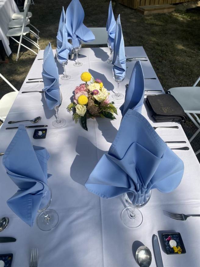 餐桌上摆绽放娇嫩的花朵与精致餐具。（翻摄照片／高雄洪靖宜传真）