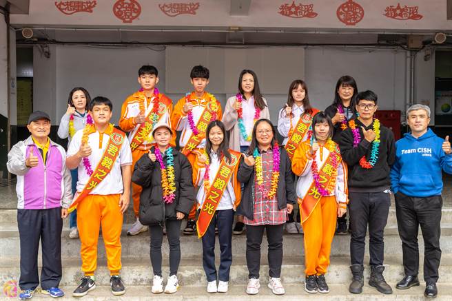 苗栗县君毅中学高职部商业类科战队参加全国技艺竞赛获奖，优秀学生2日返校接受全校师生欢迎。（君毅中学提供／谢明俊苗栗传真）