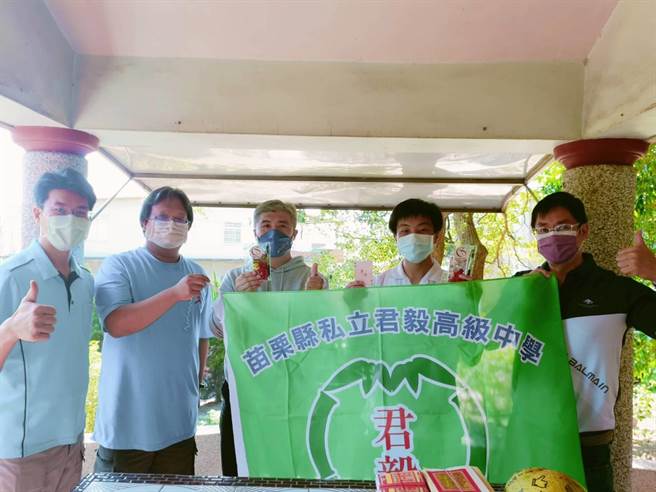 苗栗县君毅中学高职部商业类科战队参加全国技艺竞赛获奖，优秀学生2日返校接受全校师生欢迎。（君毅中学提供／谢明俊苗栗传真）