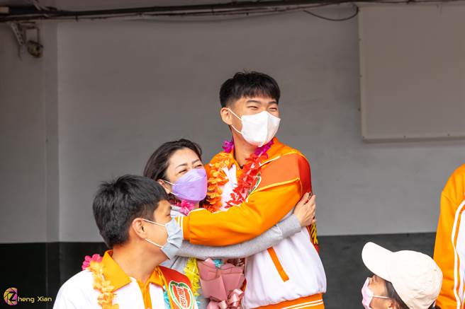 苗栗县君毅中学高职部商业类科战队参加全国技艺竞赛获奖，优秀学生2日返校接受全校师生欢迎。（君毅中学提供／谢明俊苗栗传真）