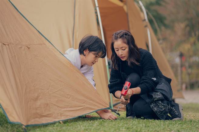 林心如（右）與江宜蓉親手搭帳篷釘營釘。（TVBS提供）