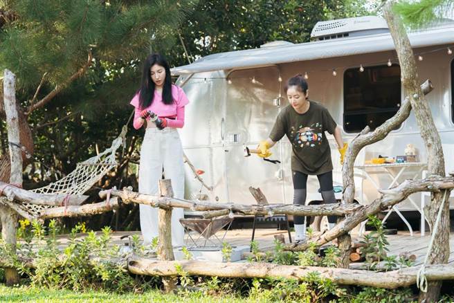 林心如（右）與江宜蓉親手搭帳篷釘營釘。（TVBS提供）