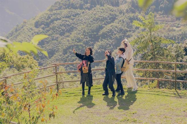 林心如（左起）、楊謹華、江宜蓉、郭雪芙的實境露營節目《光露營就很忙了》開心慶祝殺青。（TVBS提供）