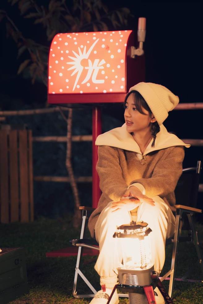 林心如（左起）、楊謹華、江宜蓉、郭雪芙的實境露營節目《光露營就很忙了》開心慶祝殺青。（TVBS提供）