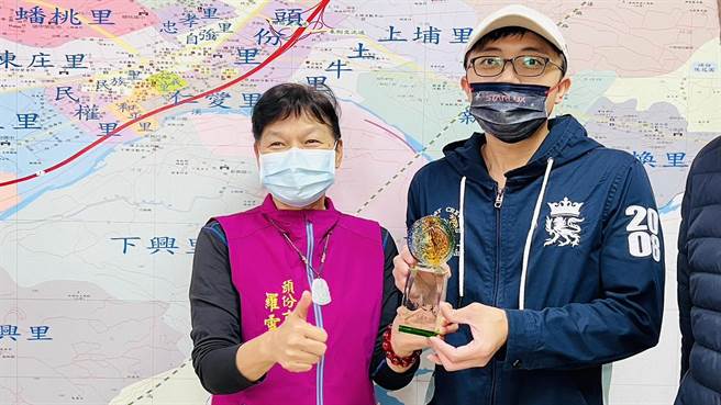 头份市长罗雪珠2日接见表扬头份在地国际级新锐制茶师张家齐。（头份市公所提供／谢明俊苗栗传真）