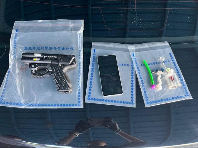 警方查扣到辣椒枪、毒品等赃证物。（翻摄照片／林郁平台北传真）