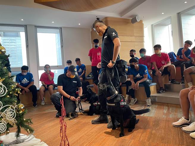 台中市政府警察局刑事警察大隊，2日與財團法人翔谷慈善基金會、逢甲大學，進行快閃反毒宣導活動，為3日活動暖場。（台中市警察局提供／張妍溱台中傳真）