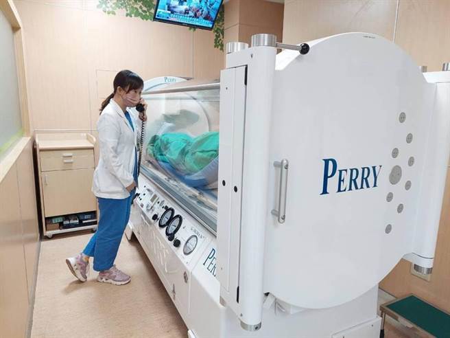 高压氧治疗可以让氧气帮助组织復原，并建立良性循环，让病人获得良好的復原状态。（大千医院提供／谢明俊苗栗传真）