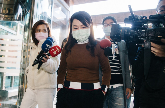 资深媒体人周玉蔻（中）宣布主持节目《辣新闻152》停播。（图／中时资料照）