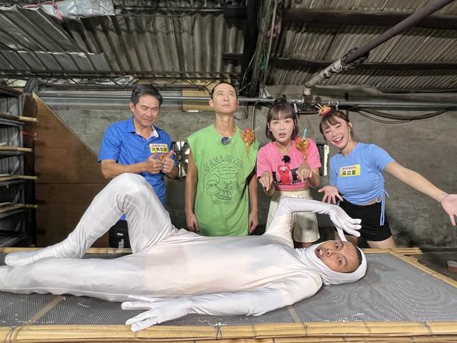 阿翔穿白色緊身衣扮演「米粉」。（民視提供）