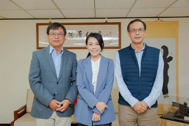 新竹市长当选人高虹安（中）马不停蹄进行拜会行程，2日来到竹科拜会竹科管理局和园区同业公会。（高虹安团队提供／王惠慧新竹传真）