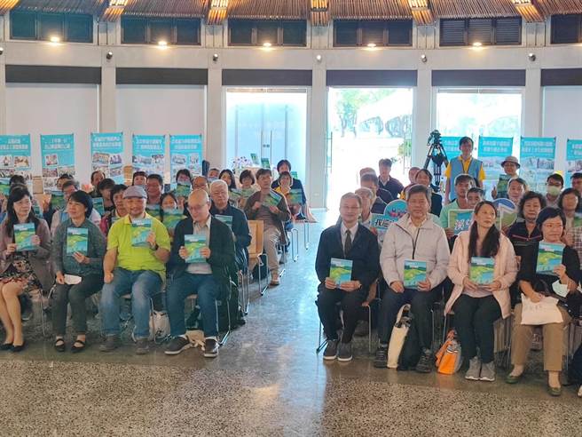 环保署今天于长荣大学发表「有你尚水、溪望相伴」纪念专书。(曹婷婷摄)