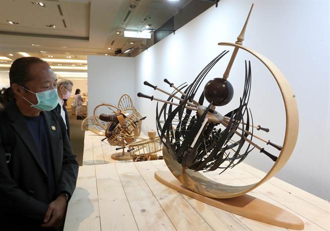 臺湾工艺演译28＋特展2日开幕，图为2019的得奖作品生命特徵，创作者张凯（一日一）破除木材的硬性印象，发展成径自柔软可塑的流线曲度，表达生命由中心向外发散、找寻出路，在不段的绕动后重获平衡。（郑任南摄）  