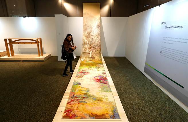 2009年得奖作品「变奏山水」横贯展场，创作者李侦绫以电脑提花织机编码转换，解构再呈现，远观即为一长条渲染的水墨，在反覆织作过程中，用手工换线不断进行协调与对比，最终成就视觉上的风景变奏。（郑任南摄） 