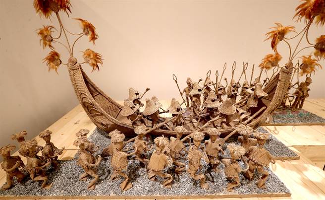 2008年由台东监狱受刑者创作的得奖作品「驱邪祈福-新船祭」，以传统的二维蔺草编织以立体化编法，表现出兰屿达悟族新船下水典礼的场面，热闹而生动。（郑任南摄） 