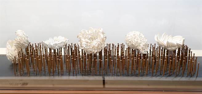 2009年的得奖作品「筑构＆足够」，创作者黄明珠以心中理想的空间为规范，逐一添加建造，如同砖瓦的迭砌，由单位元素组合成有机形式，运用整体和聚集的概念，筑构完满且动感，粗旷的铁钉座架对比银的柔美光泽，一切都在纤细的秩序中娓娓道来。（郑任南摄）