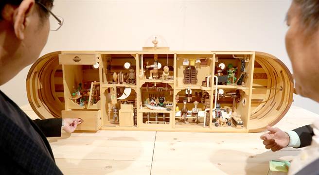 2017年得奖作品「潜艇方舟」，创作者银济春打造出大洪水来临前动物们日夜打造的方舟，启航之时仍带上了婴儿，当螺旋桨旋转启动，各司其职的动物们跃然纷呈的热闹景象。（郑任南摄） 