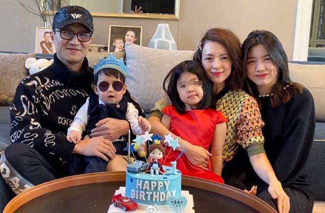汪峰和章子怡一家五口幸福和樂。(圖／取自汪峰微博)