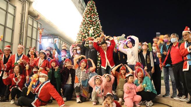 豐原火車站前10米高聖誕樹今晚點燈，讓民眾提前感受佳節氛圍。(陳淑娥攝)