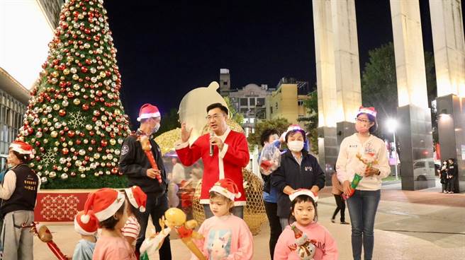 豐原火車站前10米高聖誕樹今晚點燈，讓民眾提前感受佳節氛圍。(陳淑娥攝)