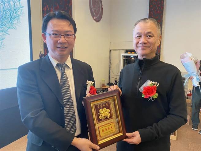埔里國中校長等賓客見證下，鄭振雄卸下家長會長職務，改由暨大教授陳谷汎（左）接任。（民眾提供／楊靜茹南投傳真）