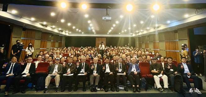 义守大学联手中华上古神话山海经文化艺术股份有限公司合作的，「山海经上古神话文创IP开发」产学合作计画案，歷经一年多筹备与执行，2日举办盛大成果展。(义守大学提供／林雅惠高雄传真)。