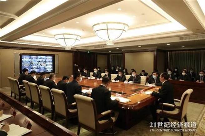 大陆房产巨头恒大集团许家印召开保交楼专题会议。（21世纪经济报导）