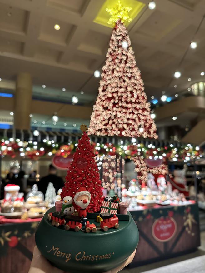 台北晶華酒店在1樓中庭舉辦為期1個月的熱鬧耶誕市集。（台北晶華酒店提供）