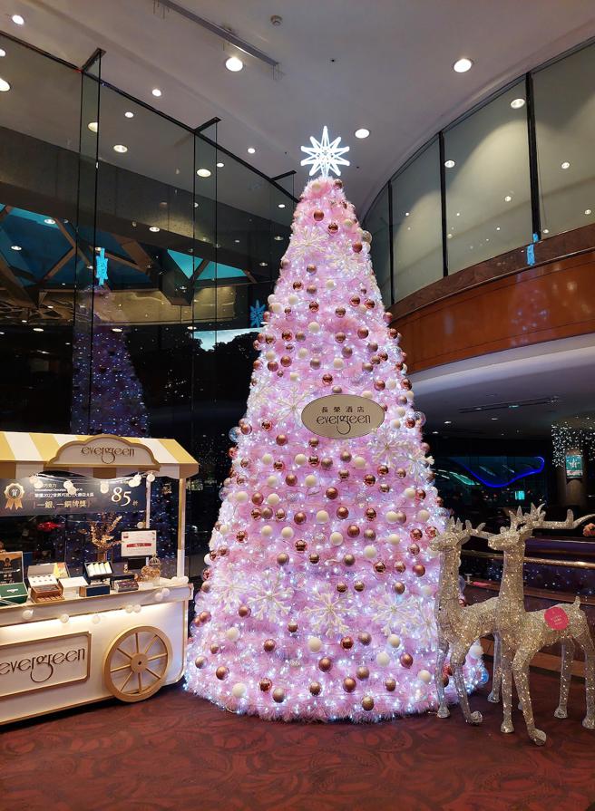 台中長榮桂冠酒店大廳的耶誕樹走粉嫩浪漫風。（台中長榮桂冠酒店提供）